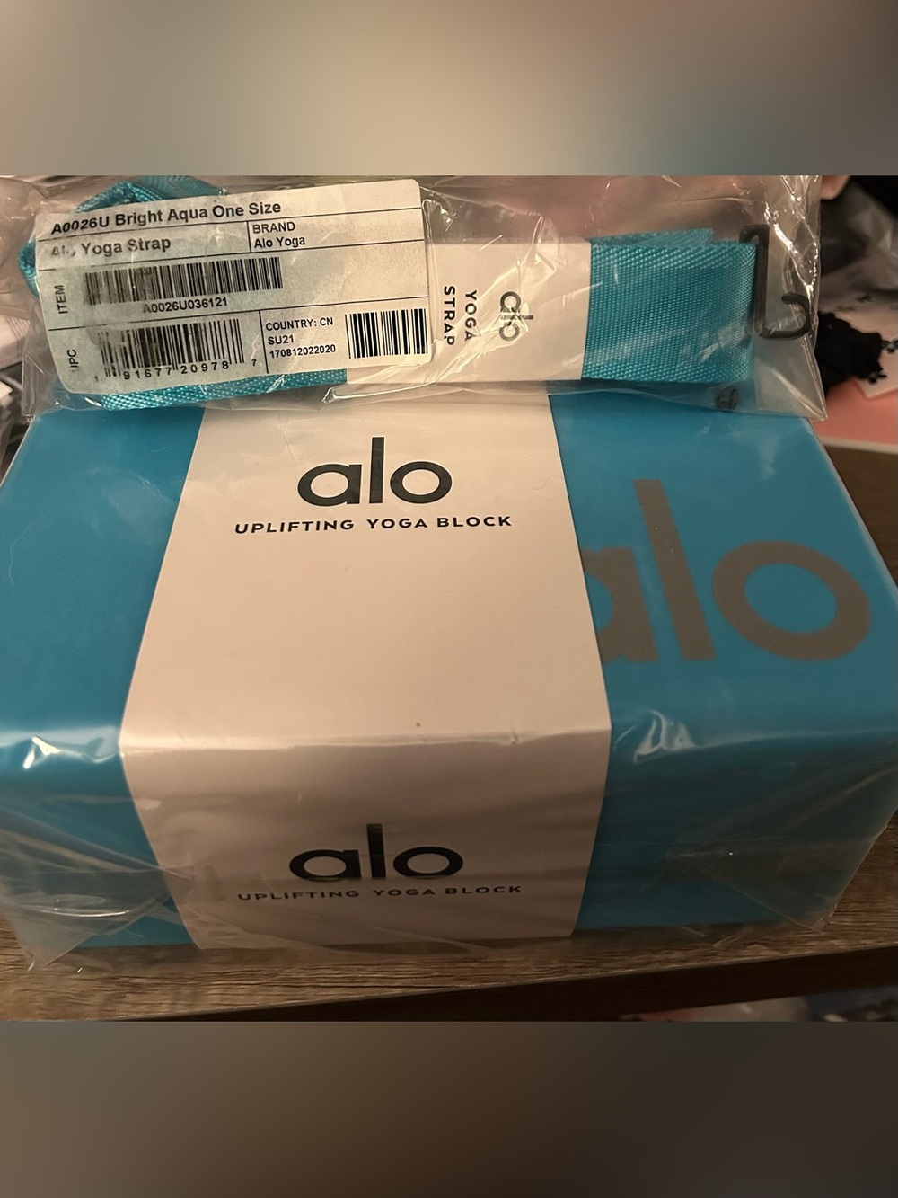 ALO Uplifting Yoga Block & Yoga Strap in Aqua